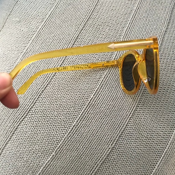 Yellow rounded mirror sunglasses - Picture 3 of 5